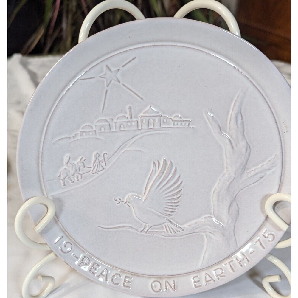 1975 Frankoma Pottery Christmas Plate 8.5" Peace on Earth Joniece Frank